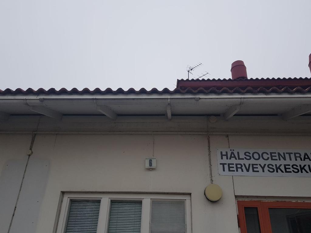 Carol Österberg 12:00 Räystään vesikouru on notkollaan noin 4 metrin matkalla talon länsipuolella (hammaslääkärivastaanoton ikkunan