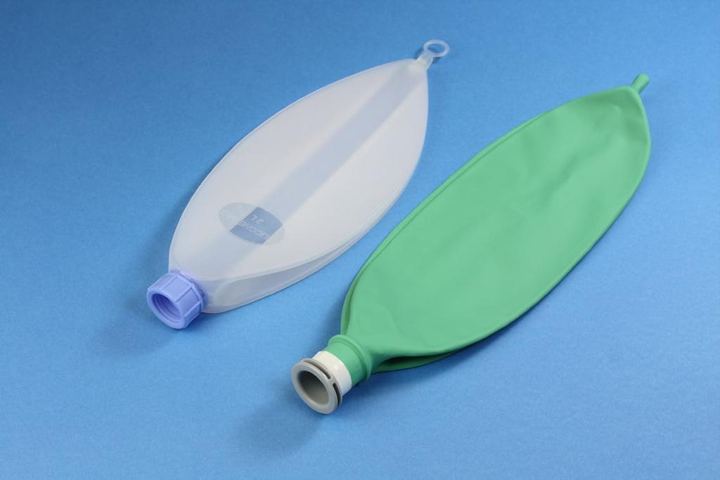 Resuscitator Bags FI 180411 Hengityspussi Monikäyttöiset hengityspussit on valmistettu silikonista ja ne voidaan steriloida 134 C:ssa. Kertakäyttöiset hengityspussit on valmistettu neopreenistä.
