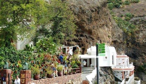 Finesin retkillä saat myös ajankohtaista tietoa Gran Canariasta, kanarioden kultturista ja kanarialaisesta elämänmenosta.