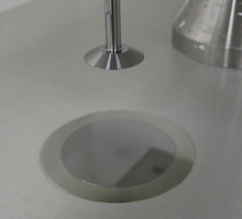 14 Kuva 7. Cone & Plate -mittausasetelman mallikuva (Metzger 2014: 242) Kuva 8. Cone & Plate -viskometrin (Cap 2000) mittapää (kara pyörii paikallaan olevan alustan päällä) 3.