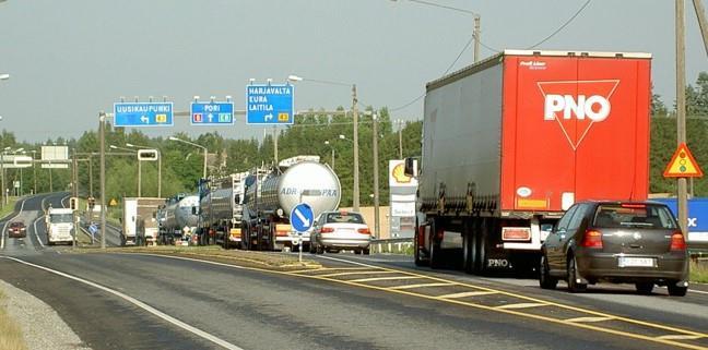 4-kaistaisuus vahvistamaan elinkeinoelämän kilpailukykyä Hitaiden ajoneuvojen estevaikutuksen väheneminen Koko Lounais-Suomen yhtenäisen työssäkäynti- ja markkina-alueen vahvistuminen