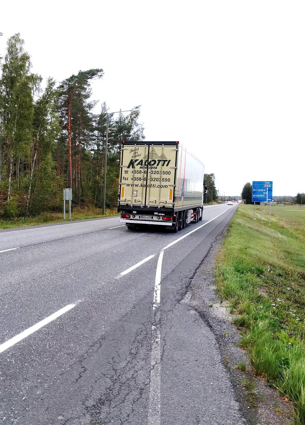Väylän sujuvuuden vaikutukset raskaalle liikenteelle Suomen tavarakuljetussuoritteesta valtaosa hoidetaan puoliperävaunullisilla ja täysperävaunullisilla kuorma-autoyhdistelmillä.