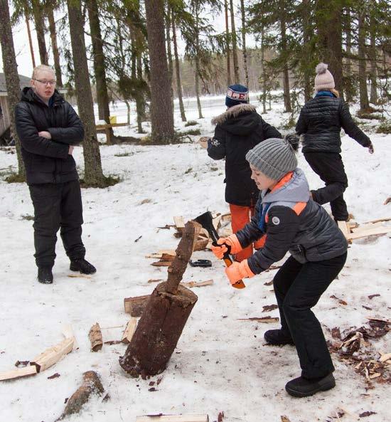 Talvileiri Valkea Sunnuntai Ensiksi kokoonnuimme kololla, jonka jälkeen lähdimme kimppakyydeillä Erävalkeaan. Veimme tavarat ruokailukatokseen ja sen jälkeen menimme jäälle pilkkimään.