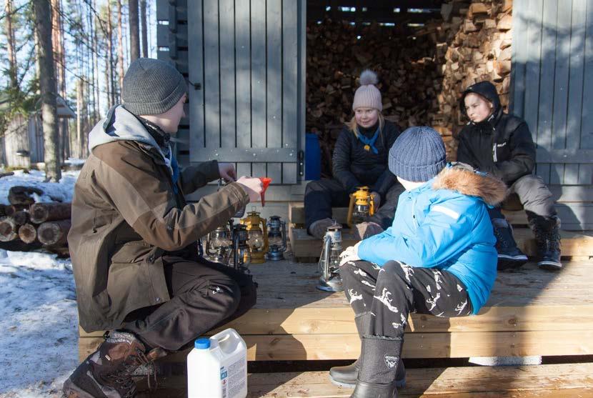 Sitten oli lipunlasku ja lipunlaskun jälkeen alkoi iltaohjelma, iltaohjelmassa leikittiin erilaisia leikkejä ja laulettiin. Iltaohjelman jälkeen menimme saunaan.