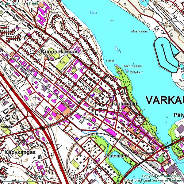 Kauempana liike-, asuin ja hallintorakennuksia. Noin 35 m:n päässä sijaitsevan Petroskoinkadun liikennemäärä on noin 2 000 ajoneuvoa/vrk.