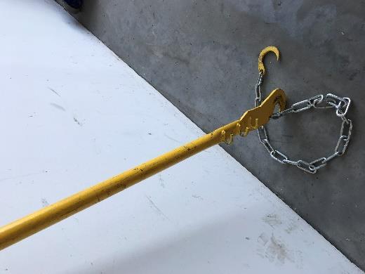 tarkastaa (kuva 12). Kuva 12. Perävaunun jarrujen tarkastamisessa käytettävä rauta.