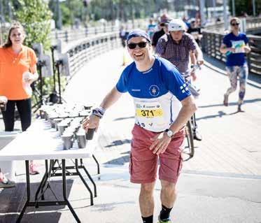 JUOMA- JA VESIPISTEET Vaihtoalueen välittömässä läheisyydessä on juomapiste, jossa juoksijoille ei ole tarjolla ihan mitä tahansa urheilujuomaa, vaan legendaarista Hart-Sportia!