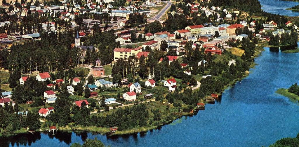 1970-luvulla otettu valokuva, jossa näkyy siihen aikaan pystyssä olleet venevajat. 4 ASEMAKAAVAN SUUNNITTELUN VAIHEET 4.
