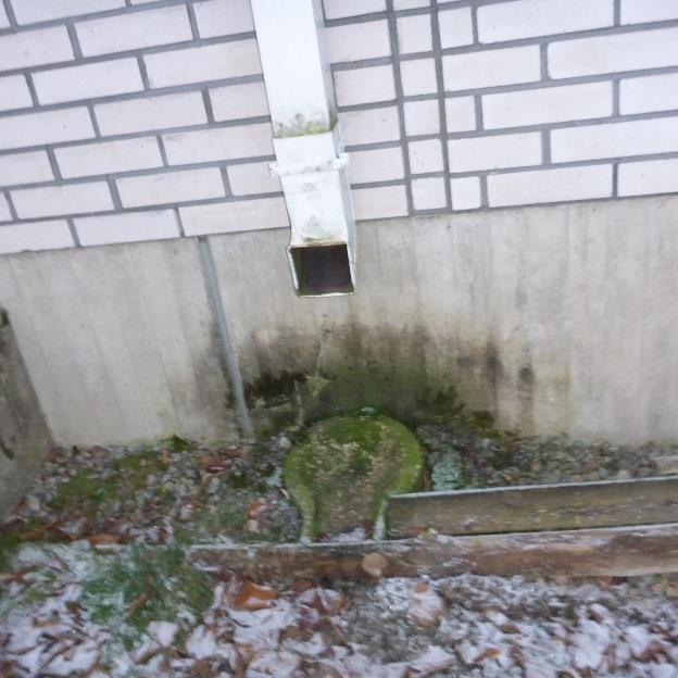 Tutkimusselostus 10 (53) Kuvat 5 a ja b. Paikoin syöksytorvien asemointi sadevesikouruihin nähden on virheellinen.
