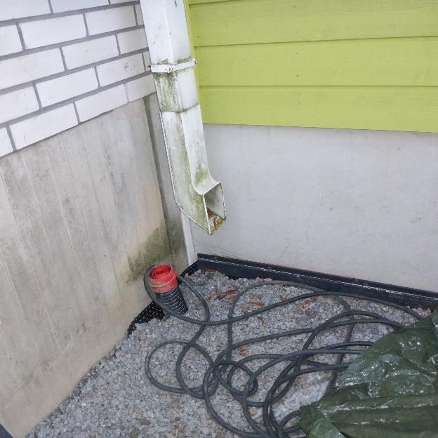 Kuvassa b näkyy koulun päätyyn rakennettavan päiväkodin ulkoseinää (vihreä).