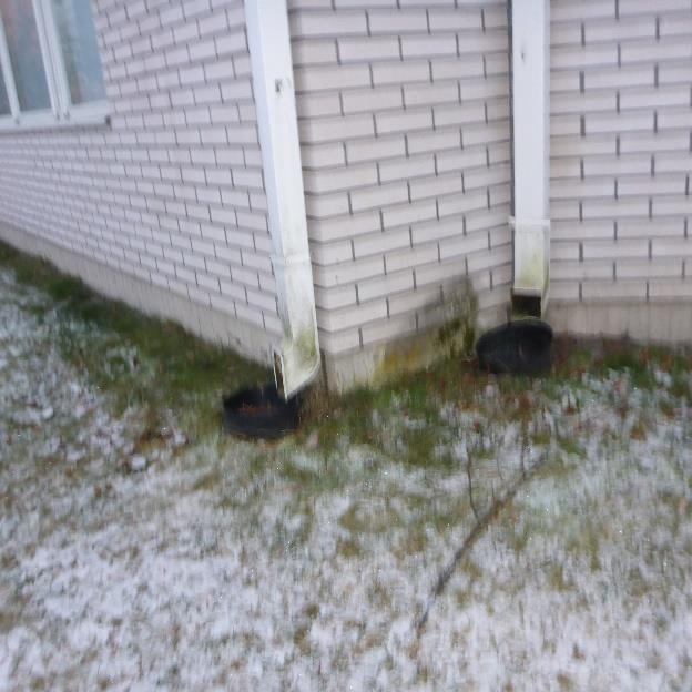 Rakennuksen itäpuolella sadevedet ohjataan sadevesijärjestelmään.
