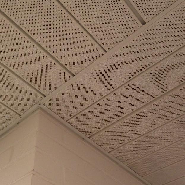 Opetustiloissa kattopintana on akustolevytetty maalattu betoni.
