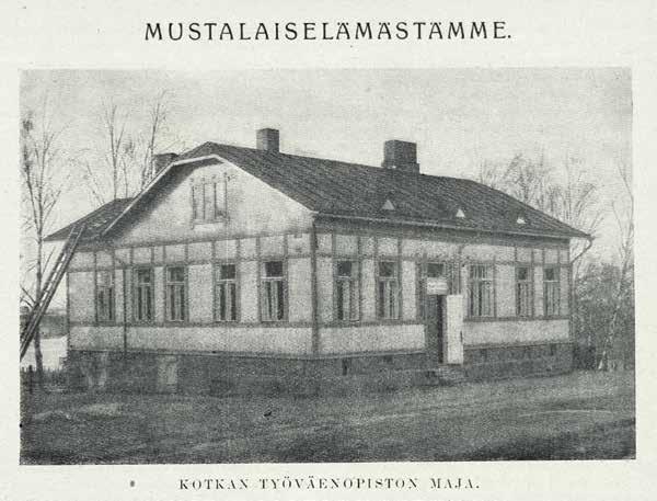 Kuvissa Helsinkiin 1913 suunniteltu opistotalo sekä Kotkan työväenopiston maja vuonna
