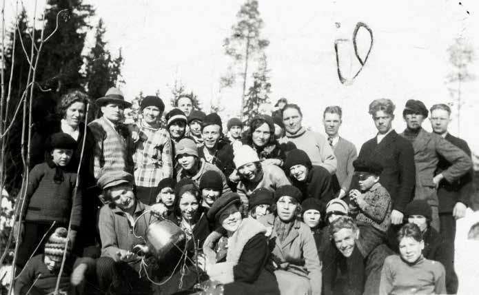 22 Valkeakosken työväenopiston toverikunta retkellä vuonna 1931. Työväenopistojen toimintaan kuului alusta alkaen toverikuntia ja opistolaisyhdistyksiä.