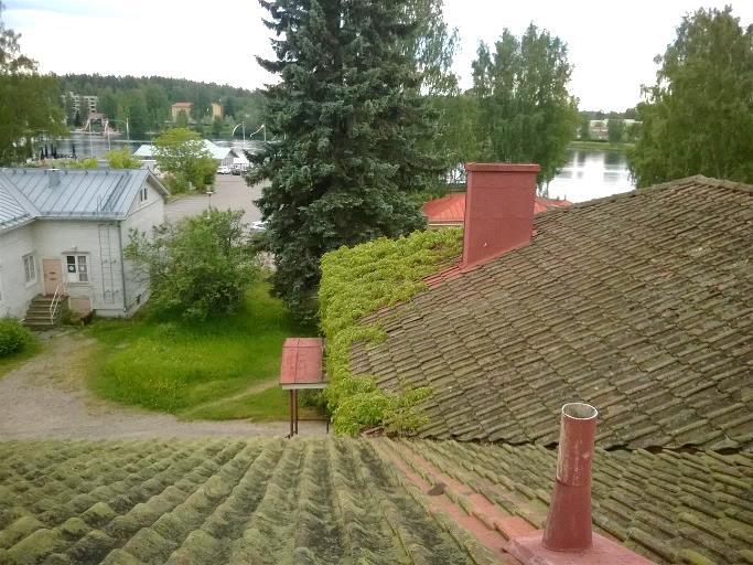 Kuva 11: Vesikatolle ei ole asennettu kattoturvatuotteita tai sadevesijärjestelmää. Kuva 12:
