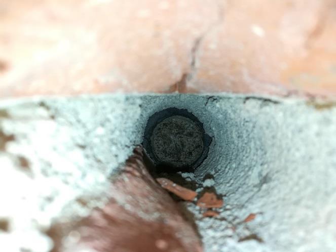Rakennuksen pohjakerroksen ulkoseinärakenteiden sisäpuolet ovat tiilimuurattuja ja betonirakenteisen sokkelirakenteen sisäpintaan on asennettu pikisively, jossa oli aistittavissa PAH-yhdisteisiin