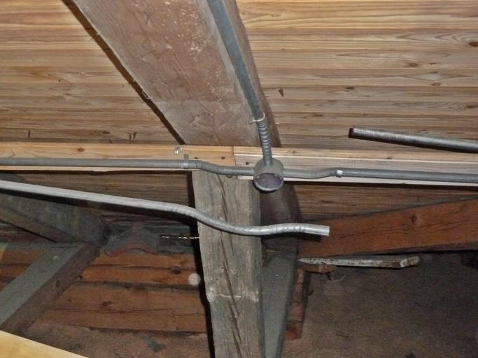 asennukset. Uusitaan valaistusryhmäjohdot ja varusteet. 12.5. Sisävalaisimet Sisävalaisimet ovat eri aikakausilta.