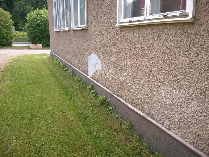 Kuva 1: Rakennusta ympäröivät alueet ovat nurmipintaisia.