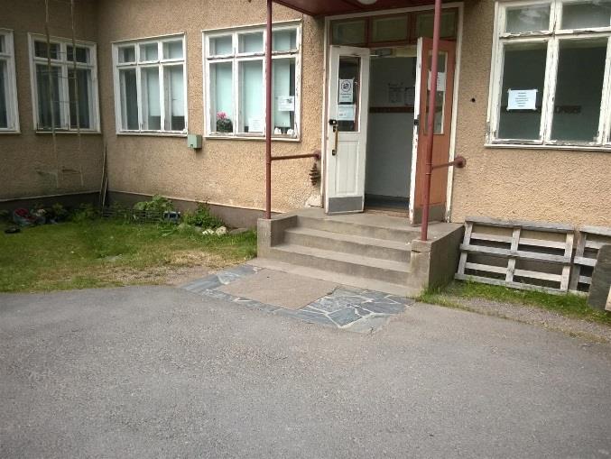 Lisäksi ovien puuosissa oli havaittavissa maalipinnan lohkeilua ja puuosien alkavaa lahoamista.
