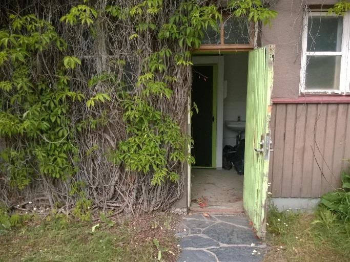Kuva 9: Ulko-ovet ovat puurakenteisia ja niiden kunto on heikko. Kuva 10: Ulko-ovet ovat puurakenteisia ja niiden kunto on heikko.