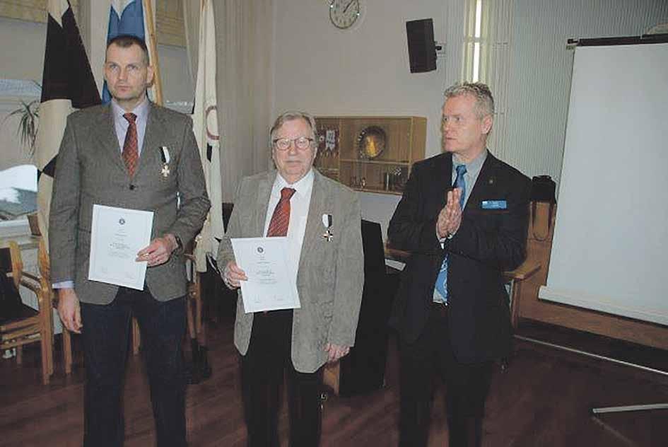 Ohjelma jatkui Seurakuntatalolla. Tilaisuuden avaussanat esitti Kymenlaakson Reserviläispiirin puheenjohtaja Olli Leisti.