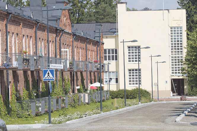 Vanhat punatiiliset kasarmirakennukset, yhdessä uljaan luonnon kanssa luovat alueelle oman uniikin luonteen.