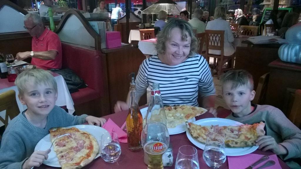Vastaanottovirkailijamme oli suositellut siellä olevaa pizzeriaa Santa Luciaa, eikä suotta.