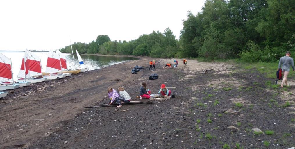 solmujen tekemistä ja pelastusliivien käyttöä.