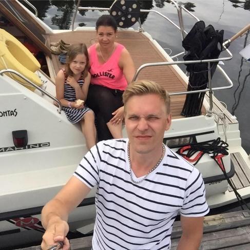 3 Kommodorin palsta Lähdin miettimään sitä, miten minun veneilyharrastus on saanut alkunsa. Se nimittäin ei alkanut ensimmäisestä veneen ostosta.