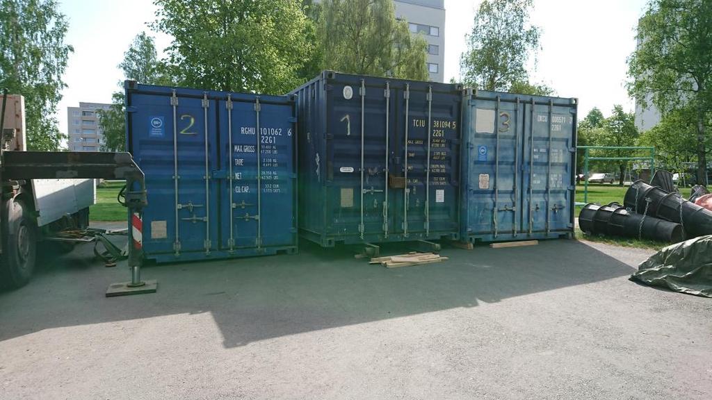 20 Kuva 10, tilavan pihan ansiosta työmaakontit saadaan asennettua paikkaan, jonka ansiosta työmaalla kulku on helppoa ja pääsy konteille on nopeaa. 3.