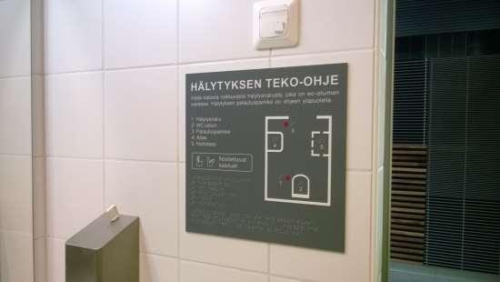 TUNNUSTELTAVAT OPASTEET - EU:n raidedirektiivi tuo uusia pisteopasteita Tikkurilan asemalla WC:n