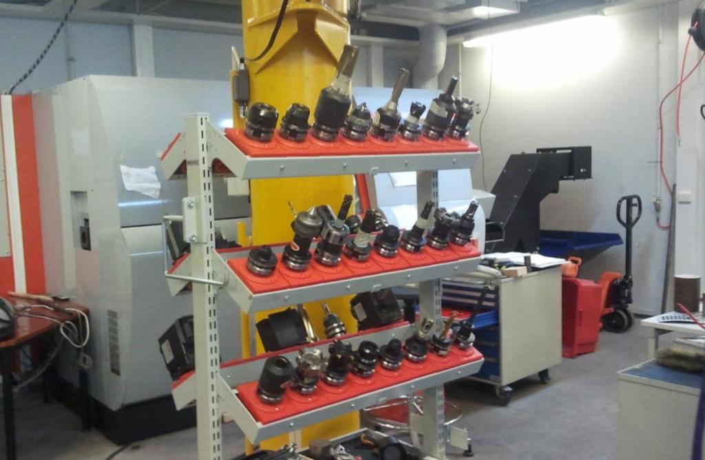 11 KUVIO 3. Tuotantotekniikan laboratorion lastuavia työkaluja Työkalujen ja muiden tuotannon kannalta tärkeiden tietojen tulee olla tallennettu yhteen keskitettyyn tietokantaan.