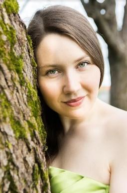 Pälkäneläissyntyinen mezzosopraano Katariina Heikkilä valmistui Sibelius-Akatemian laulumusiikin osastolta musiikin maisteriksi vuonna 2015.