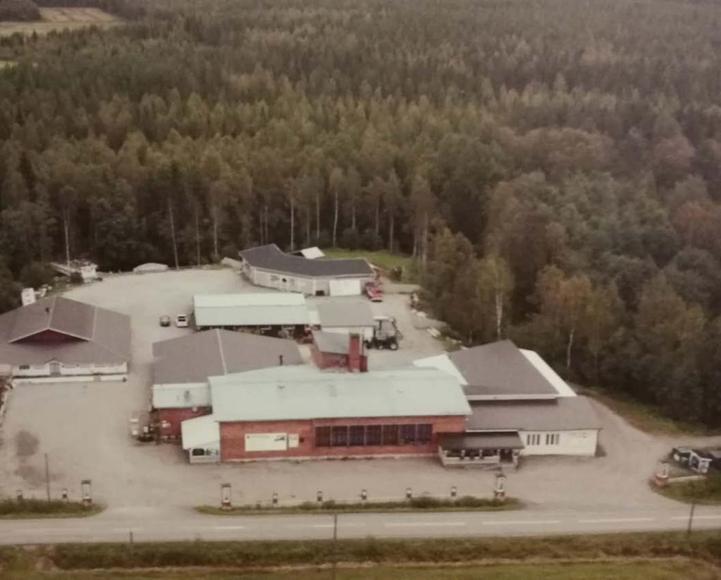 Vuonna 2004 Jari Lasonen ja Merja Va lilehto ostivat rakennukset kunnalta.