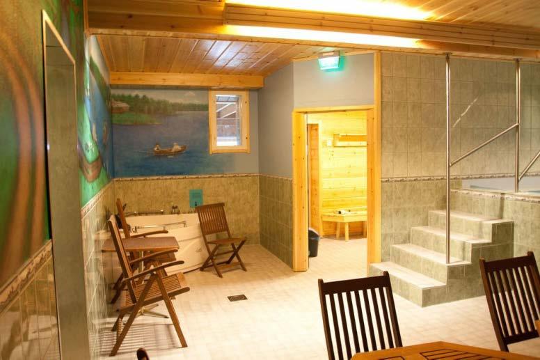 Matkailualueet ovat sika li poikkeuksellisia tapauksia, etta ne oikeastaan vaativat hieman syrja isempa a sijaintia ollakseen houkuttelevia maakuntamatkailun kohteita, varsinkin karavaanareiden
