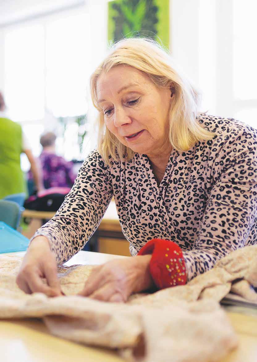 Kädentaidot Soisalo-opiston käsityöblogi: soisalo-kasityo.blogspot.fi LUENNOT, katso sivu 7 9000101 Hugo Simbergin taiteilijatytär Uhra ja Metsä-ryijyn tarina, Varkaus 18.9.2019 9000102 Pitkää ikää!