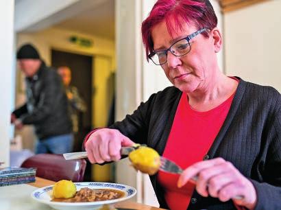 Päiväkeskus Päiväkeskus on keidas kaupungissa Kajaanin Päiväkeskuksessa on tarjolla lihakastiketta ja perunoita. Herkullinen tuoksu leijailee lähes satavuotiaan puutalon huoneissa.