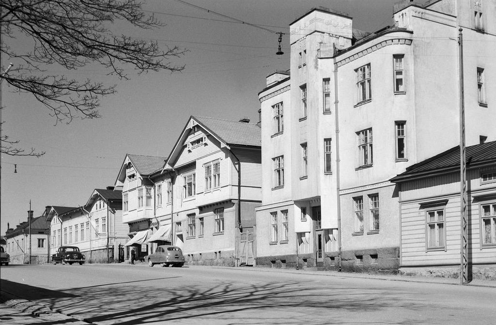 53 1960-luvulla oli Itäisen Pitkäkadun vuoro leventyä. Tontti kaavoitettiin kokonaan huoltamotontiksi, puutalot purettiin ja aivan Kaskenkatu 15a:n naapuriin rakennettiin Shellin huoltoasema.