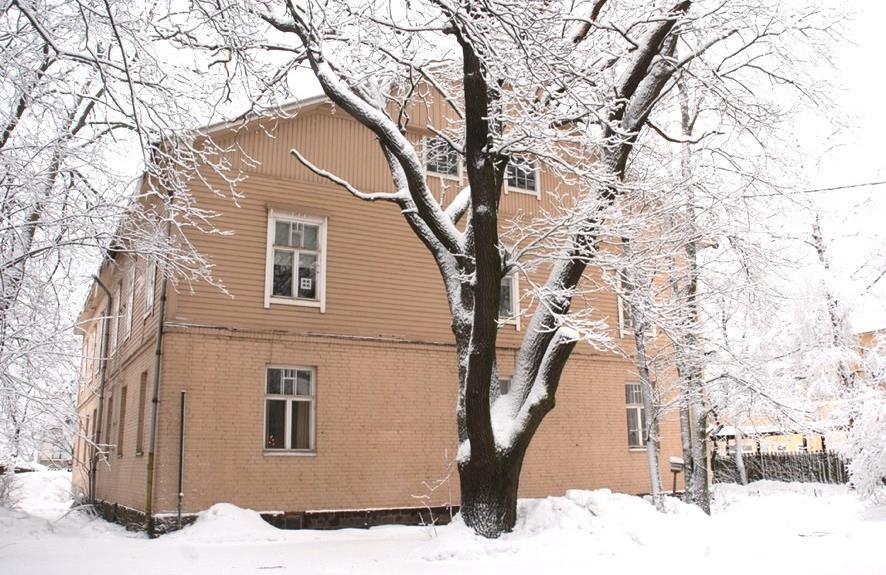 2 vassa suojelumerkinnän, ja sitä kunnostetaan parhaillaan uuteen käyttöön, toimistotiloiksi tontin nykyiselle omistajalle.