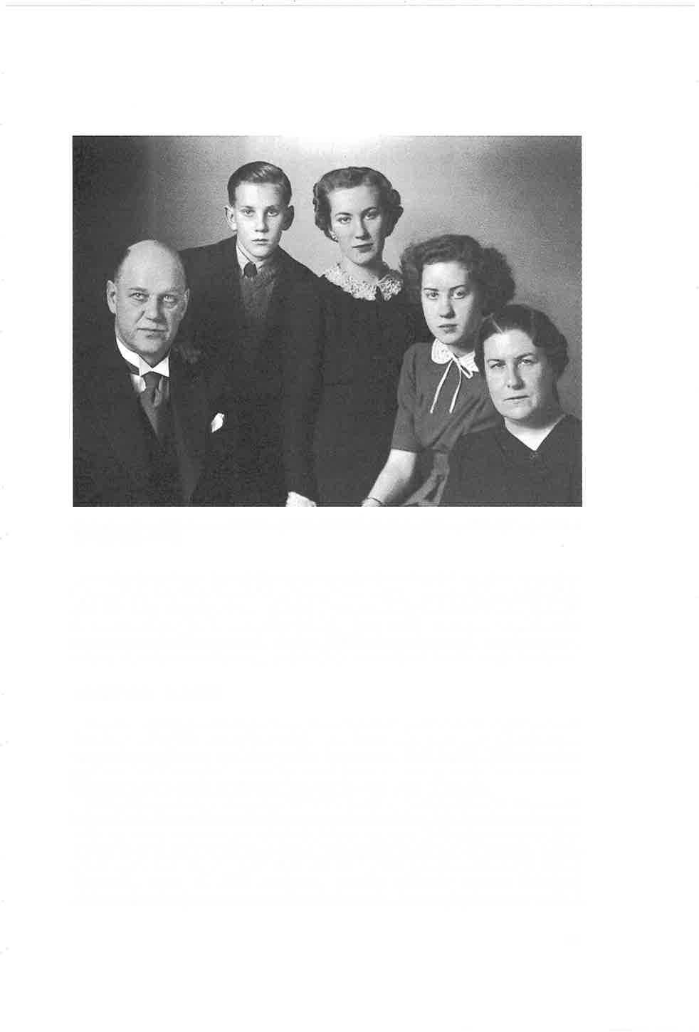 Perhe koolla v. 1939 (ennen talvisotaa). Vas. E.P. (49 v), Jaakko (13 v.), Katri (21 v.), Helena (17 v) ja Elsa (47 v ).