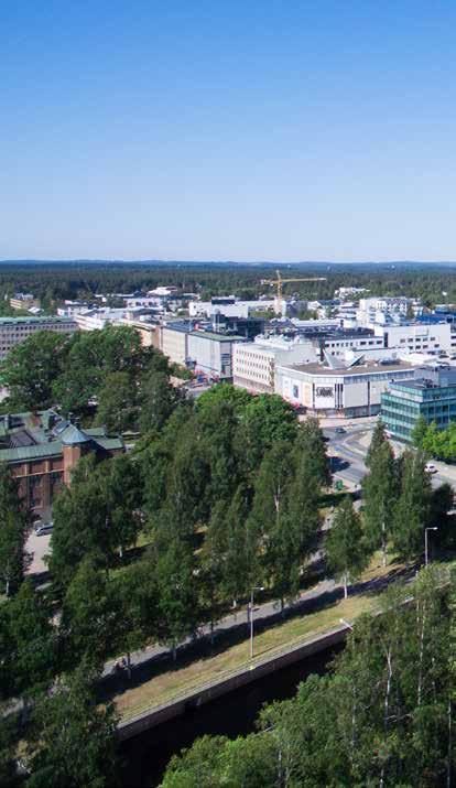 Kaupungin rytmi kuljettaa löydöstä toiseen, terästää uteliaisuuteni ja pitää hereillä.