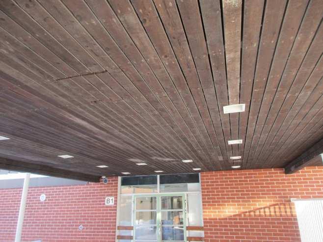 Kiinteistön pihalle on asennettu halogeeniheitinvalaisimia.