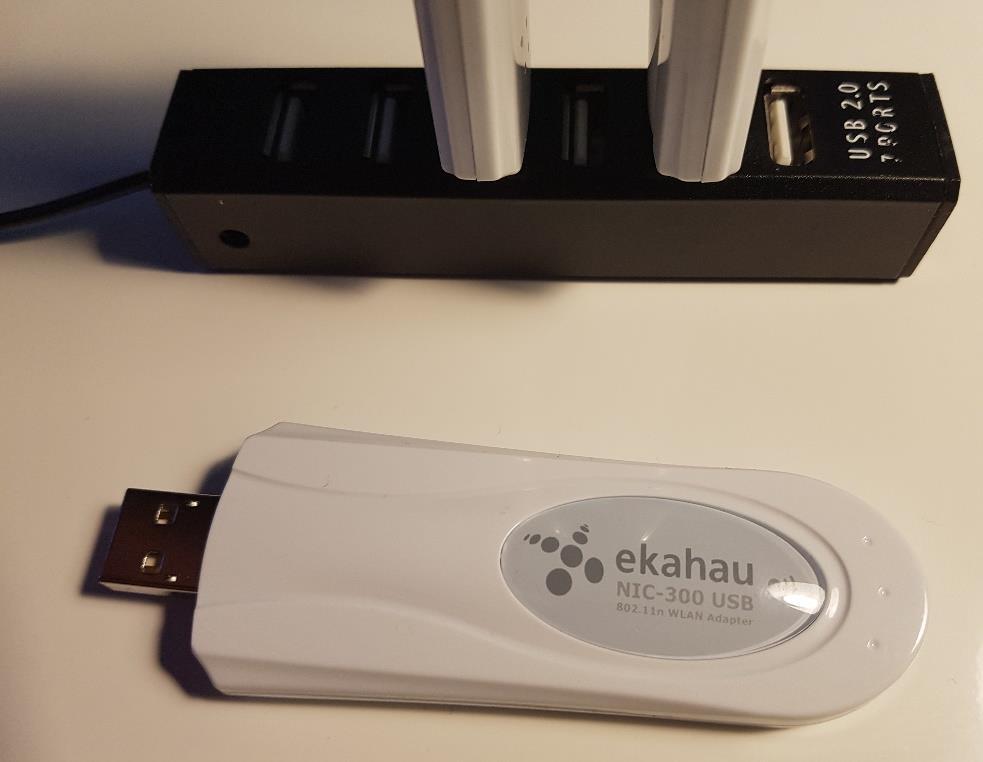 19 adapteria. Tietokoneessa olevien USB-liittimien vähäisen määrän vuoksi, nämä kiinnitettiin tietokoneeseen erillisen kuusipaikkaisen USBkeskittimen kautta.