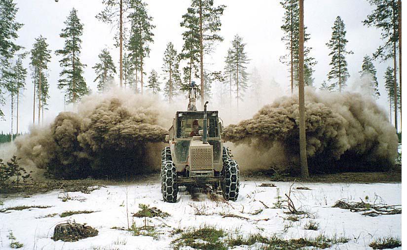 29 10.2 Tuhkalannoituksen maalevitystavat 10.2.1 Pölytuhkan levittäminen Pölytuhkaa on levitetty maataloustraktorikäyttöisellä puhallinlevittimellä. Puhallinlevitin on tehty metsäperävaunun alustaan.