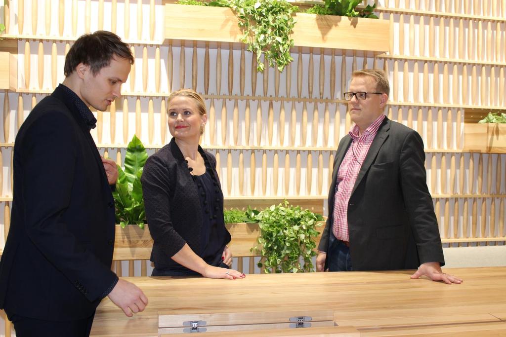 Antellin asiakkuuspäällikkö Sami Syrjänen (vas.), Kevan työympäristönkehityksen projektipäällikkö Kristiina Borg ja Kevan kiinteistöpäällikkö Jaron Moilanen.