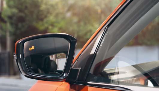 04 Autoa liikuteltaessa pysäköintiavustin varoittaa kuljettajaa akustisesti ja optisesti auton edessä ja takana olevista esteistä.