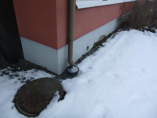 Vierustäytöt ovat asfalttipintaisia (sisäpihan puoli) tai sorastettuja.