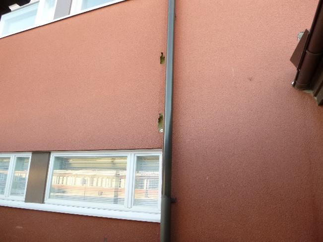 Luoteispäädyn sisäpihanpuoleisen sisäänkäynnin yläpuolella räystäskourun mahdollinen vuoto ohjaa