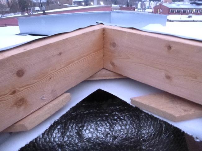Lämmöneristeenä on käytetty puhallusvillaa. Yleisimmät rakennetyypit lähtötietojen ja osin havaintojen perusteella: Yläpohja ja vesikatto yleensä 1. Konesaumattu pelti 2. Ruoteet 22 mm 3.