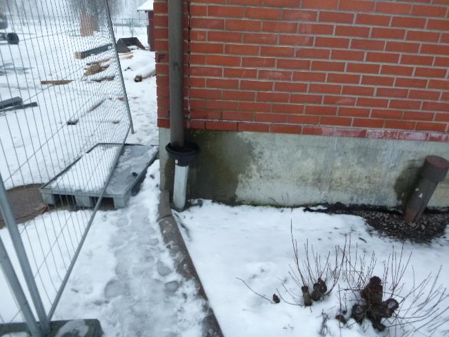 Sokkelin vierustatäytöt ovat havaintojen perusteella soratäytöllä. Sokkelin ulkopintaan on toteutettu patolevytys.